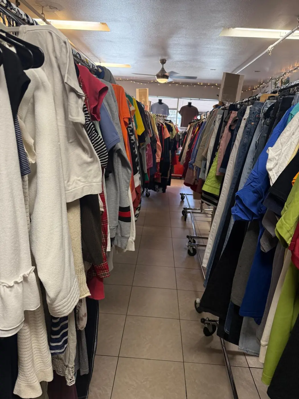 Pasillo de ropa dentro de la tienda