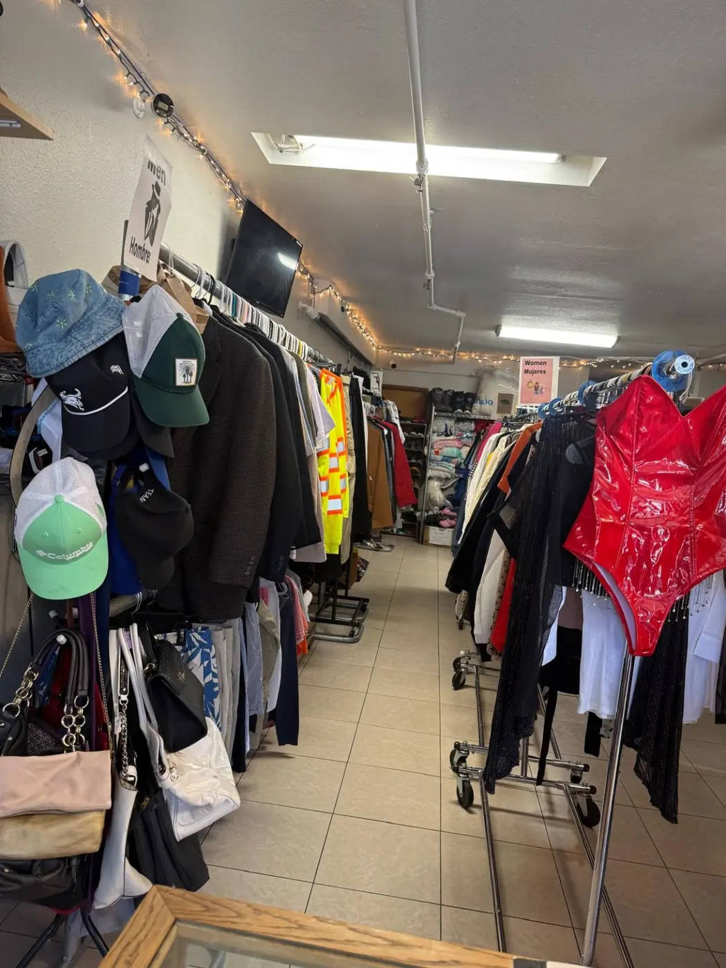 Accesorios y prendas en la tienda