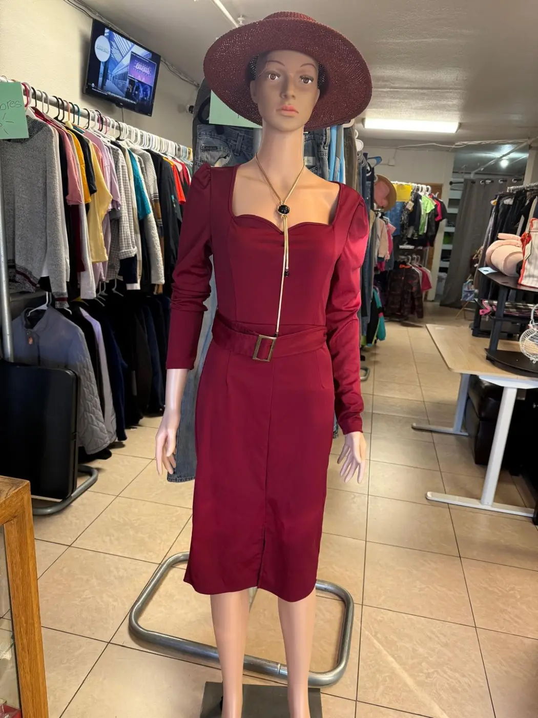 Vestido color vino en exhibición