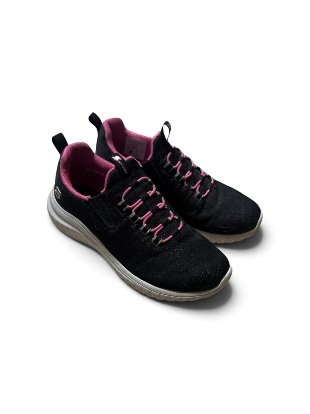 Tenis negros con detalles rosados