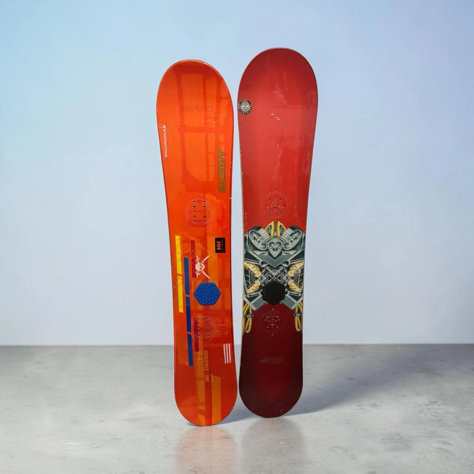 Snowboards rojo y naranja