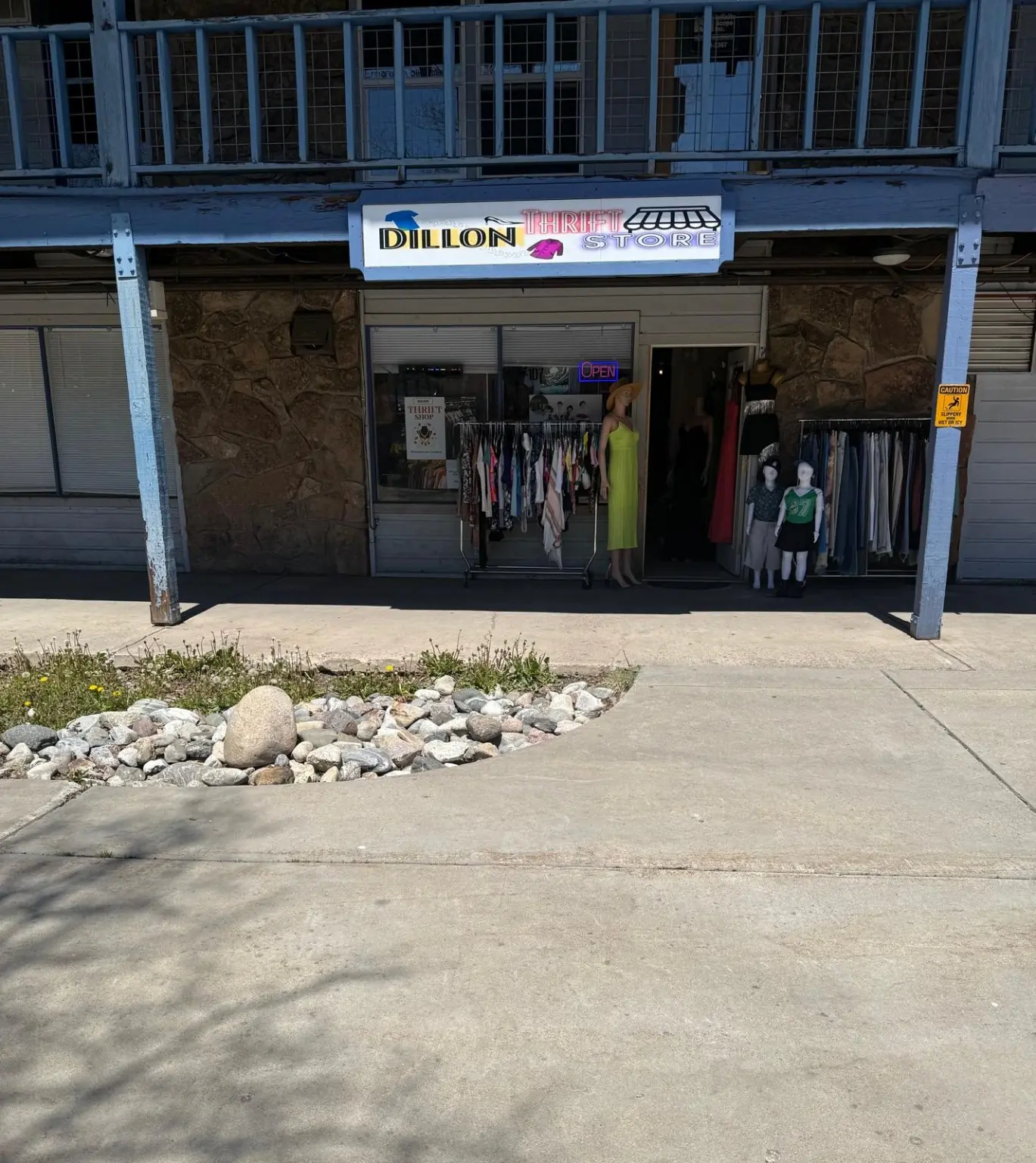 Fachada de Dillon Thrift Store con la entrada abierta